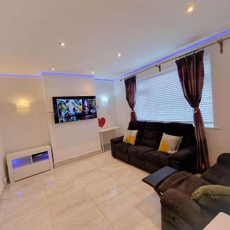 Delightful & Spacious Guest House In Farnworth Near Bolton Hospital Екстер'єр фото