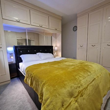 Delightful & Spacious Guest House In Farnworth Near Bolton Hospital Екстер'єр фото