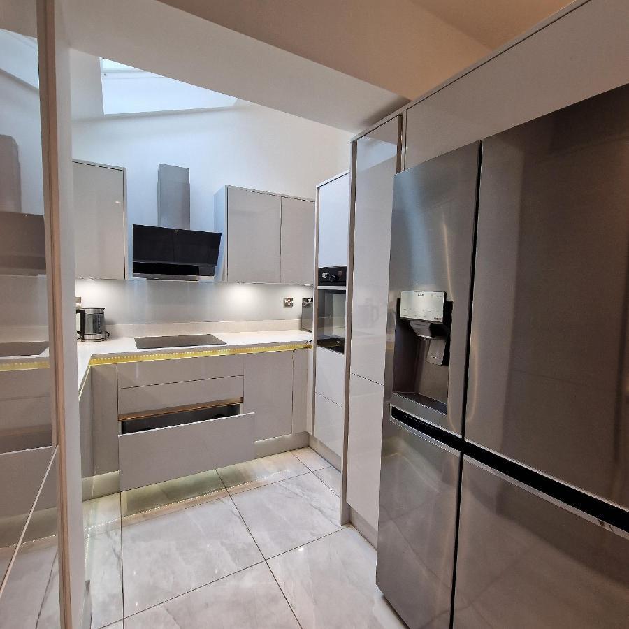 Delightful & Spacious Guest House In Farnworth Near Bolton Hospital Екстер'єр фото