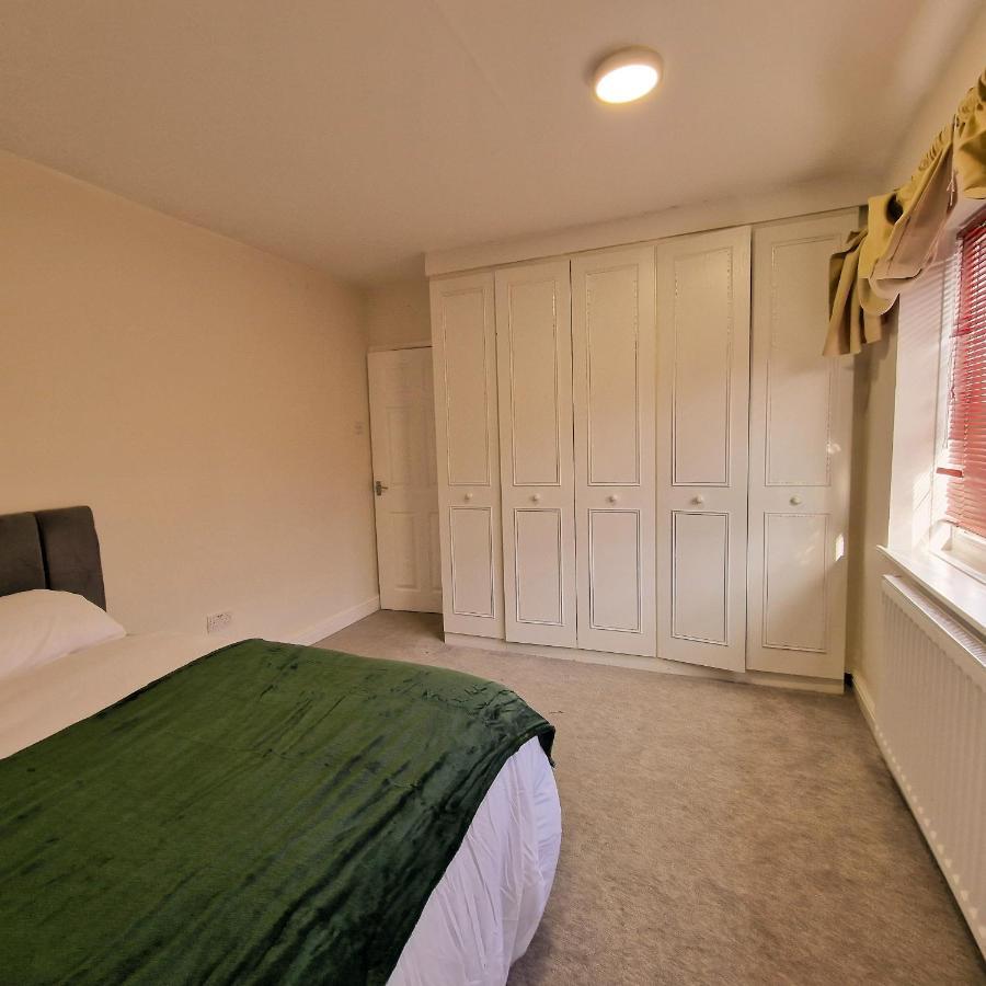 Delightful & Spacious Guest House In Farnworth Near Bolton Hospital Екстер'єр фото