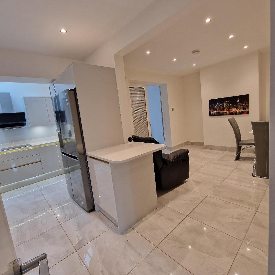 Delightful & Spacious Guest House In Farnworth Near Bolton Hospital Екстер'єр фото