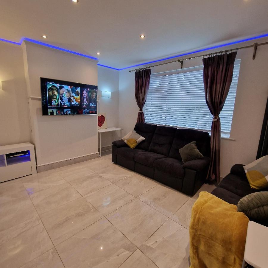 Delightful & Spacious Guest House In Farnworth Near Bolton Hospital Екстер'єр фото