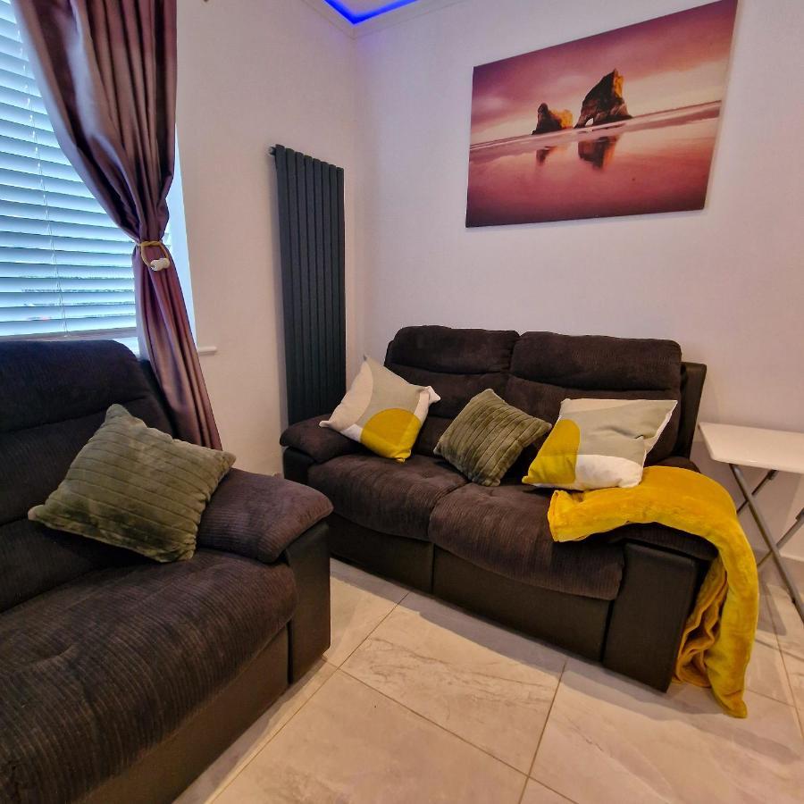 Delightful & Spacious Guest House In Farnworth Near Bolton Hospital Екстер'єр фото