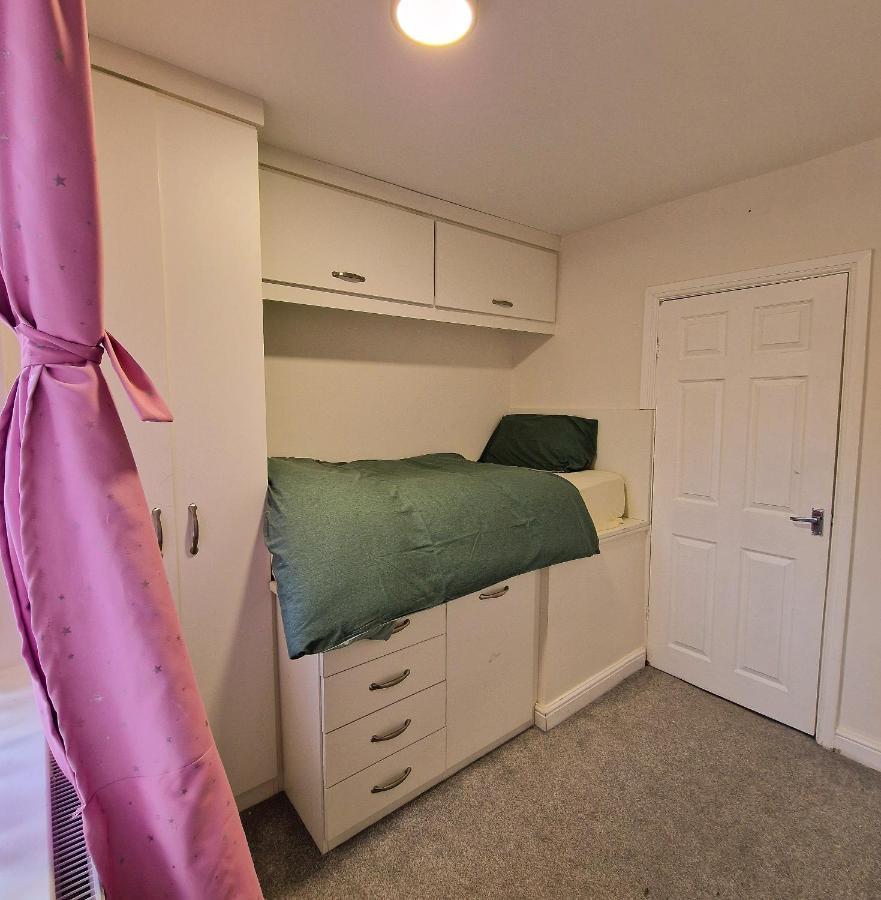 Delightful & Spacious Guest House In Farnworth Near Bolton Hospital Екстер'єр фото