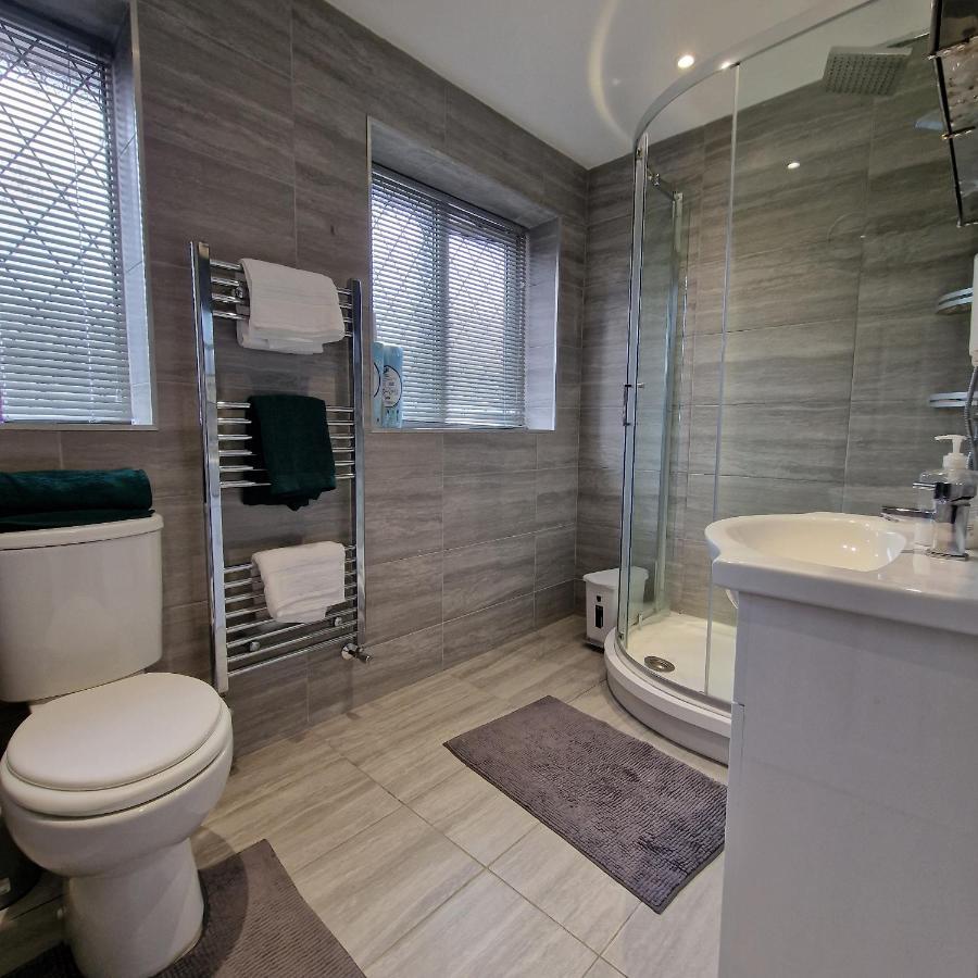 Delightful & Spacious Guest House In Farnworth Near Bolton Hospital Екстер'єр фото