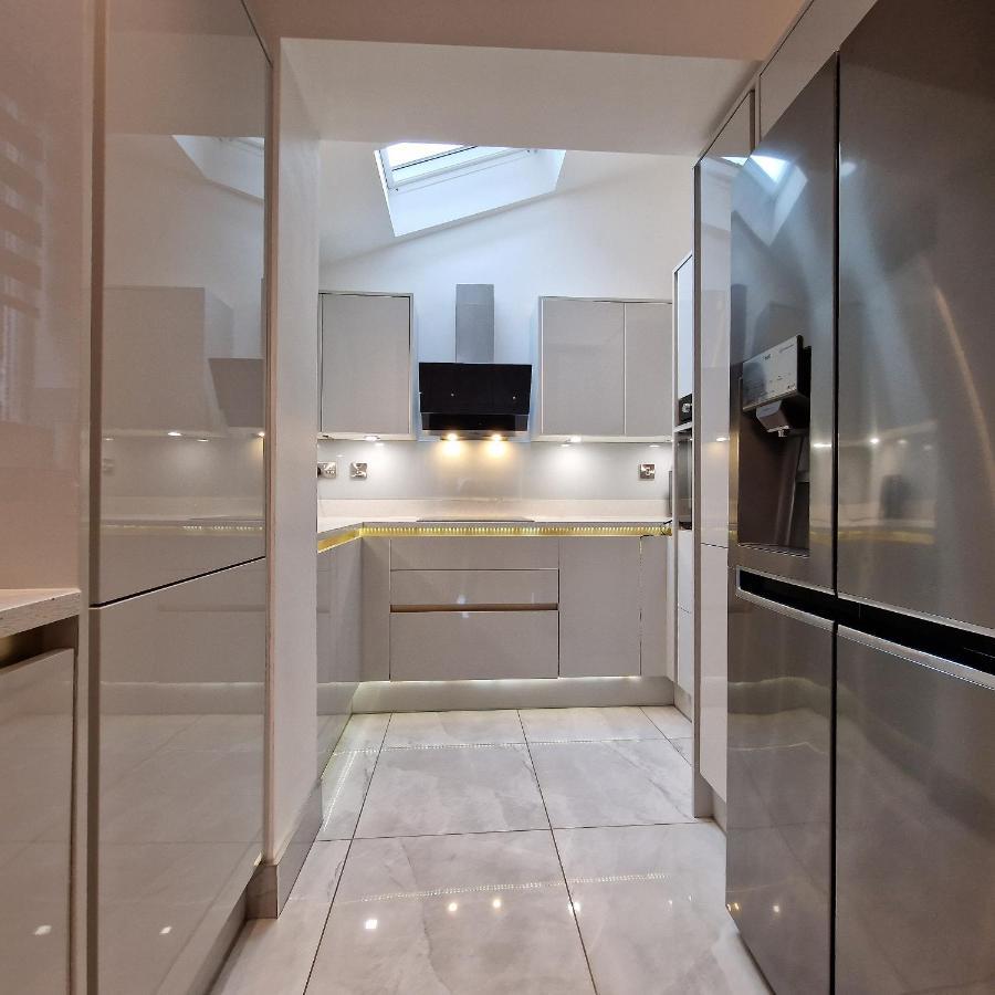 Delightful & Spacious Guest House In Farnworth Near Bolton Hospital Екстер'єр фото