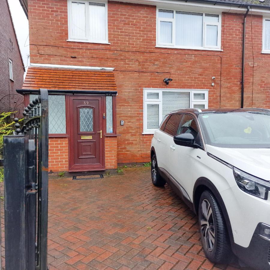 Delightful & Spacious Guest House In Farnworth Near Bolton Hospital Екстер'єр фото