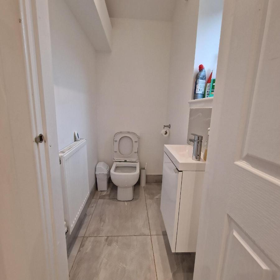 Delightful & Spacious Guest House In Farnworth Near Bolton Hospital Екстер'єр фото