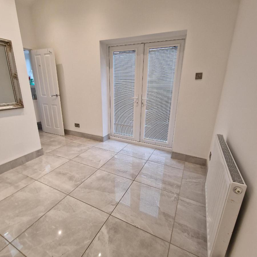 Delightful & Spacious Guest House In Farnworth Near Bolton Hospital Екстер'єр фото