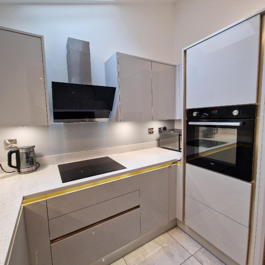 Delightful & Spacious Guest House In Farnworth Near Bolton Hospital Екстер'єр фото