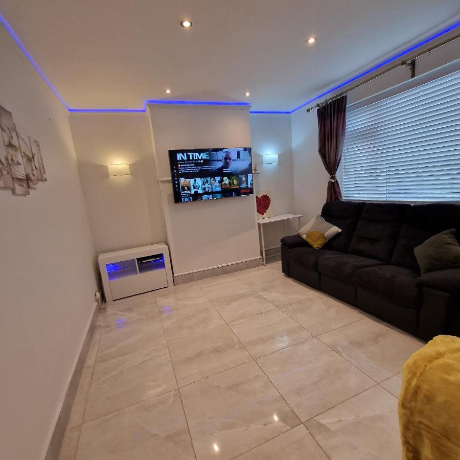 Delightful & Spacious Guest House In Farnworth Near Bolton Hospital Екстер'єр фото